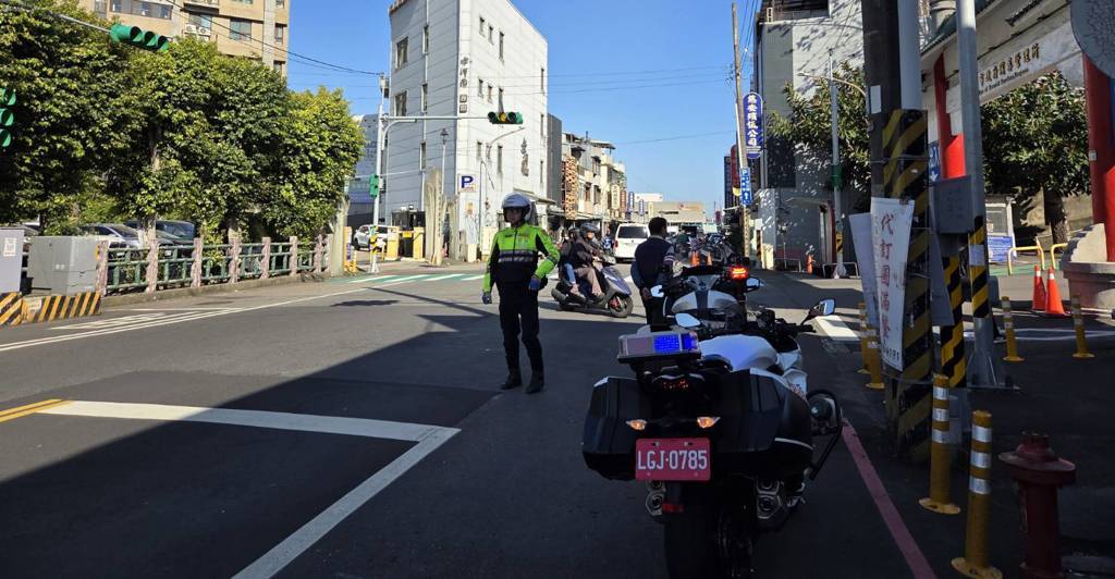 清明前夕掃墓人潮漸湧現 桃警呼籲提早規劃多利用接駁車