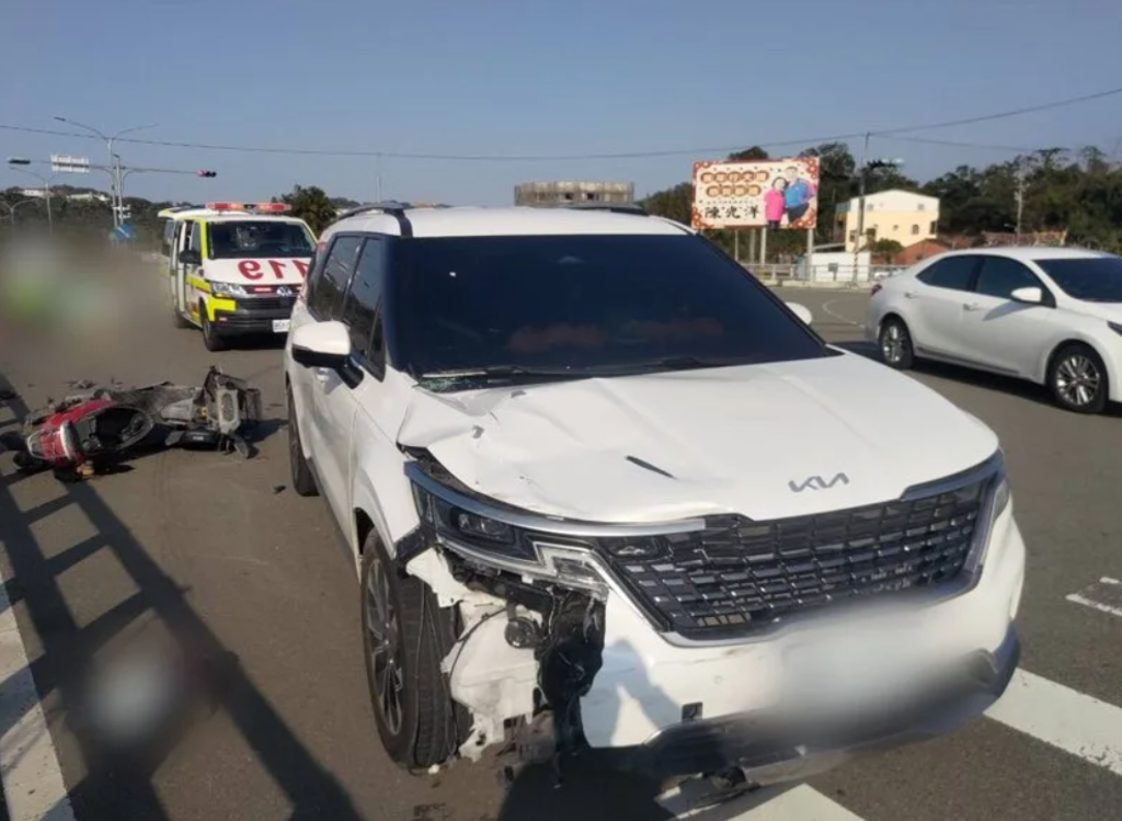 苗栗平安大橋口休旅車、機車對撞 7旬騎士噴飛喪命