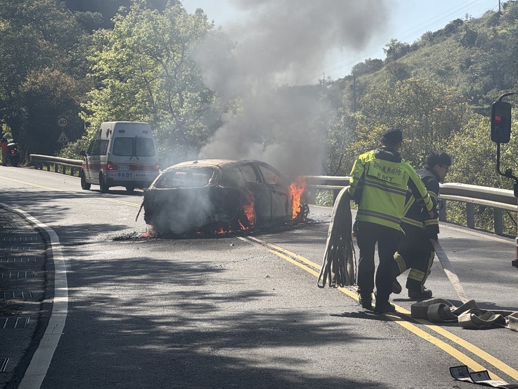 北宜公路小客車自撞山壁「整車燒成廢鐵」!男駕駛急逃生