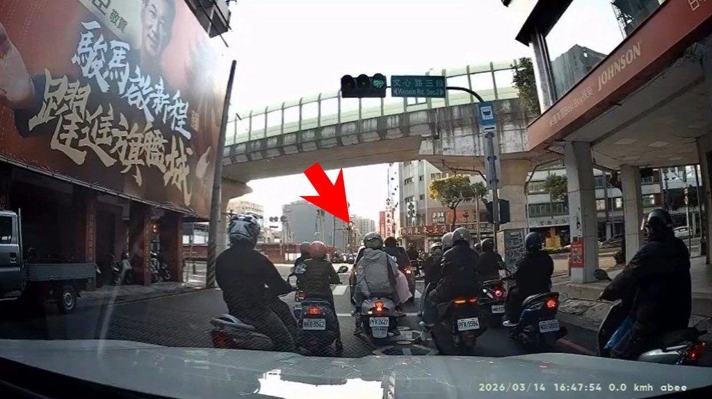 駕駛打錯檔位竟「倒退嚕」 3機車無辜遭撞擊