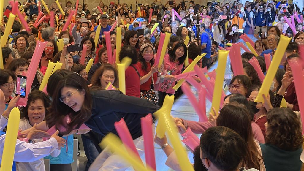 強調藍白合攻港都!鄭麗文稱政黨信任度已現黃金交叉 柯志恩拋13579政見