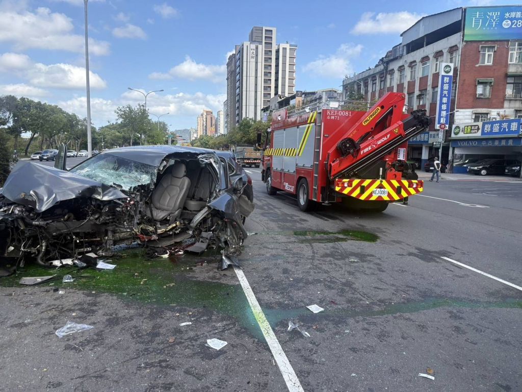 北投轎車猛撞分隔島!車頭炸裂全毀 駕駛腿骨折送醫