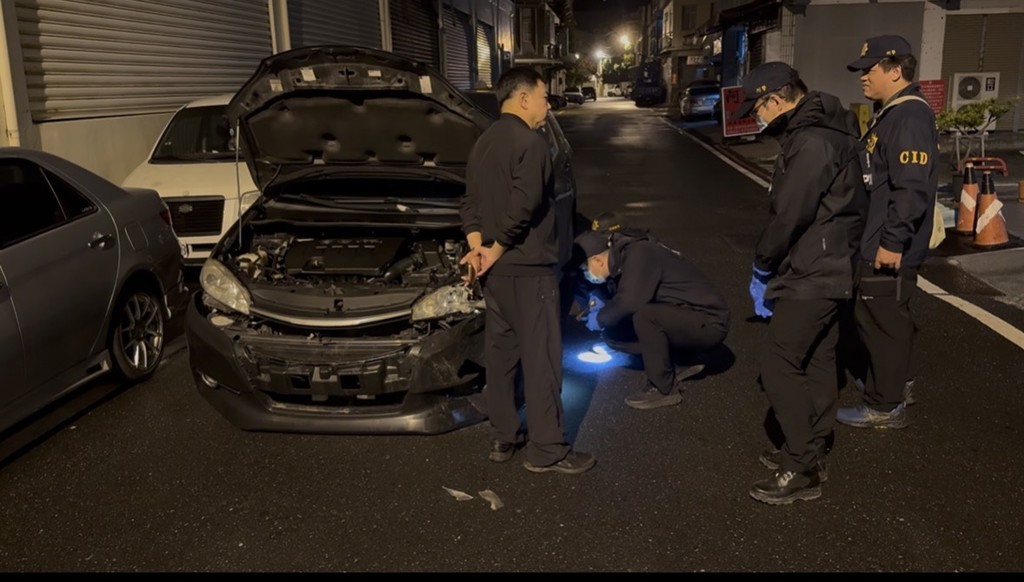 無牌車拒檢竟衝撞警車!吉安警深夜鳴槍破窗 2嫌秒遭壓制