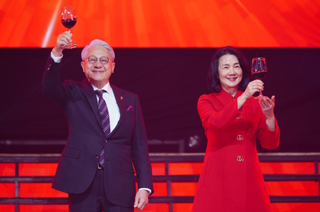 「最美董娘」連3月加碼!砸2500萬掃台新新光金 驚人持股數曝