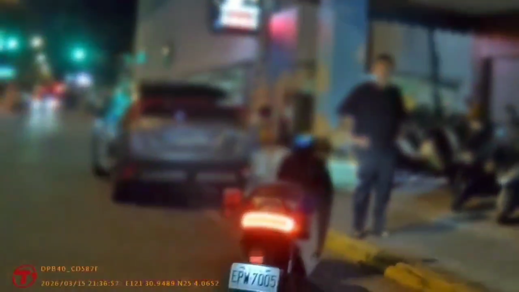 妹遭開單找哥助陣 警亮電擊棒嚇阻遭控執法過當