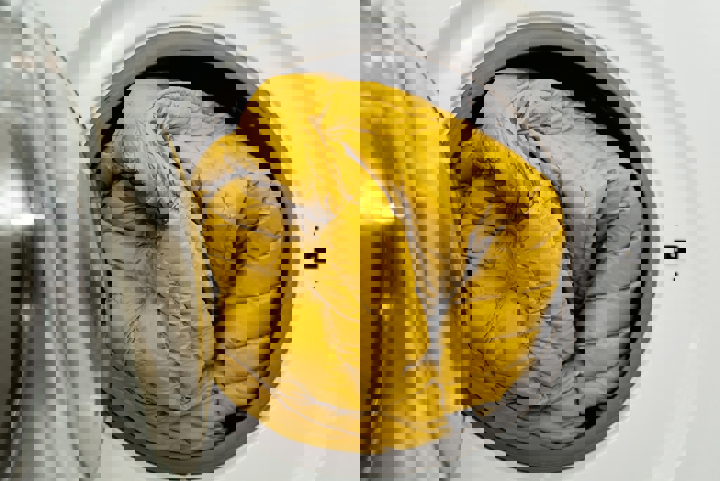 羽絨衣丟洗衣機結成球 達人教3招恢復蓬鬆「免送洗」