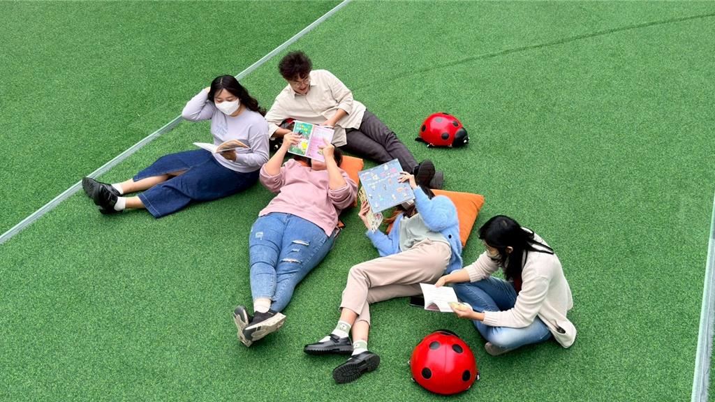 閱讀也能很chill 大里藝術廣場「讀DO月」打造城市草地書房