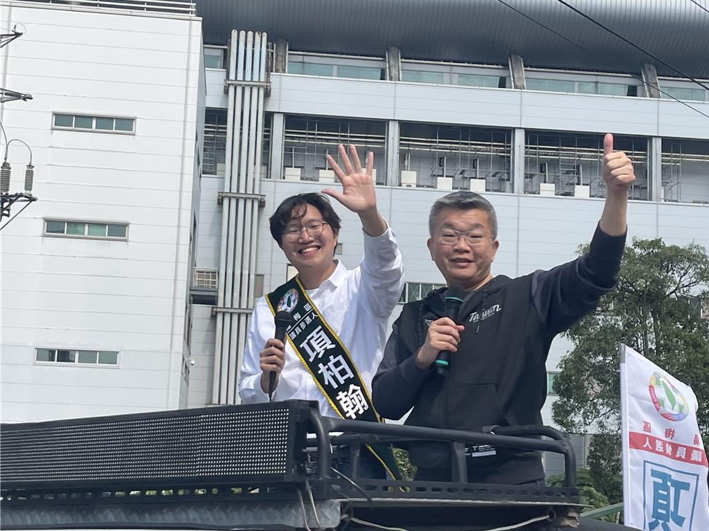 蔡其昌陪項柏翰楊梅車隊掃街 盼給年輕人機會