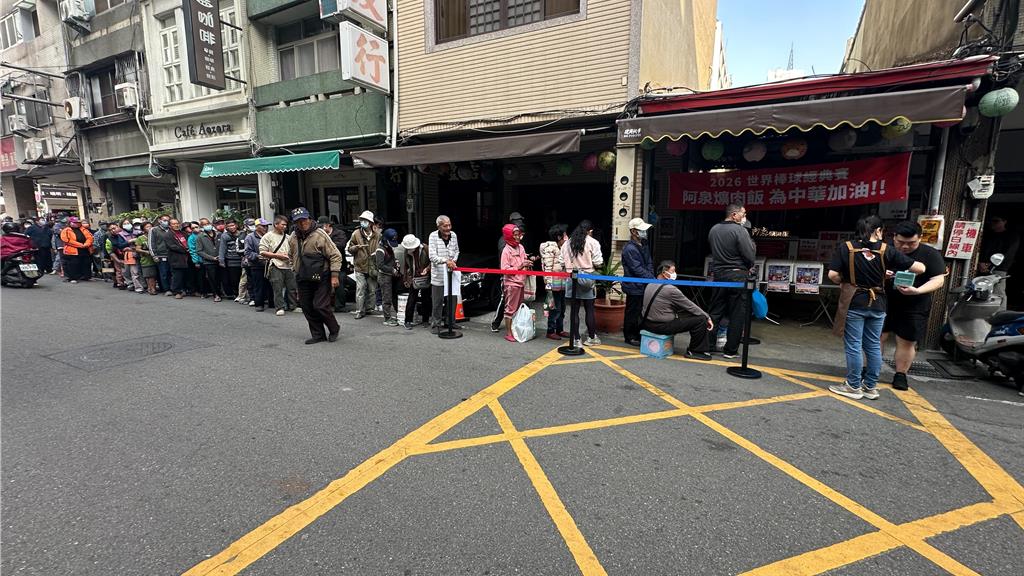 贏韓國就是爽!彰化名店阿泉加碼爌肉飯 民眾排百米搶領