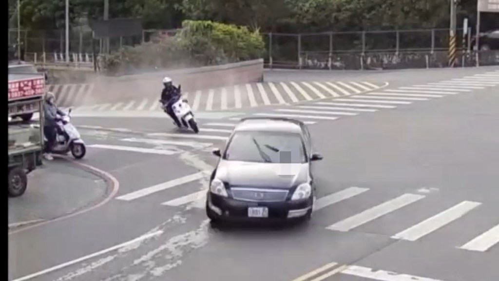 轎車違停拒檢逃逸! 連撞2騎士後爆胎遭警逮