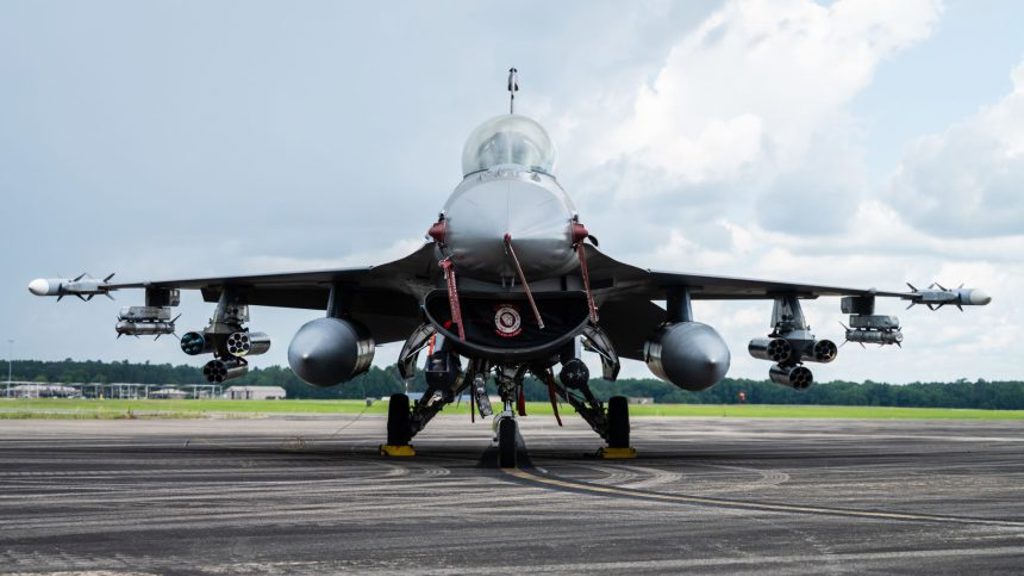 比利時F-16測試70公釐雷射引導火箭 攔截無人機