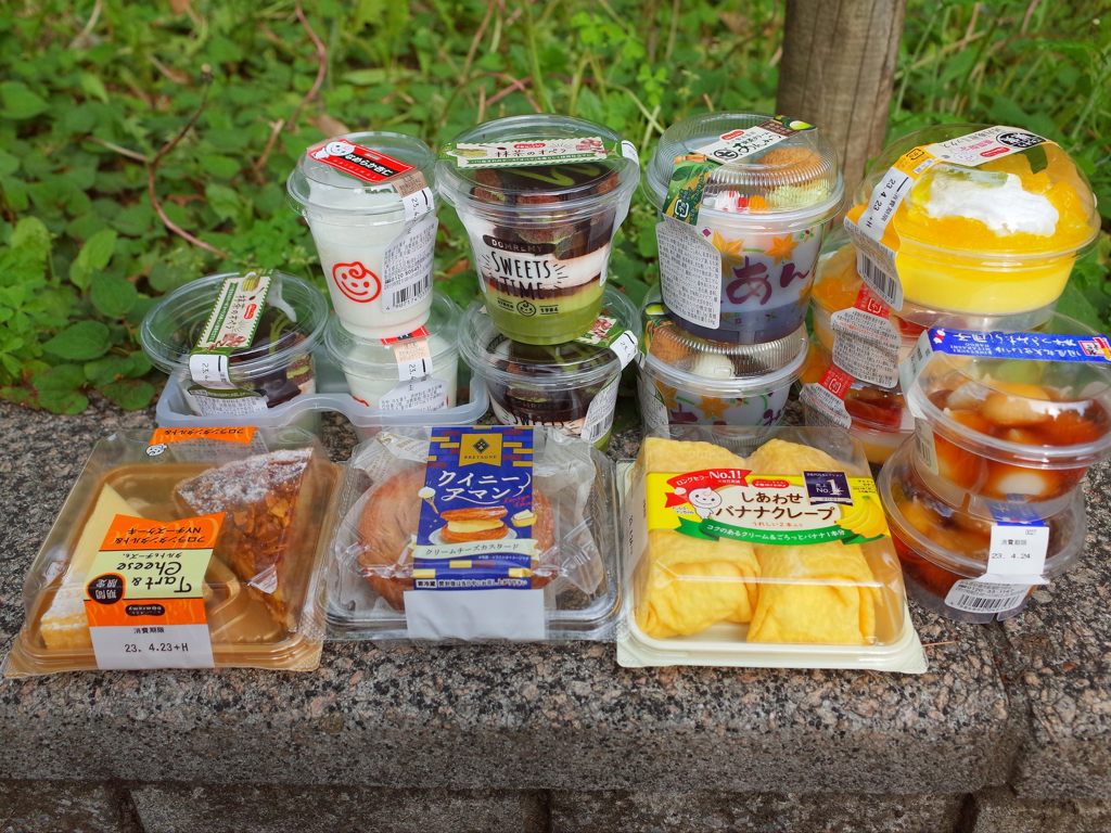 甜點Outlet產品多元且色彩繽紛，優惠價格總讓人無意間就買一大堆。(東尼叔 攝)