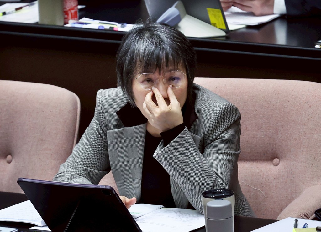 堵麥遭觸碰 劉世芳怒瞪記者:離遠一點 我覺得受到騷擾