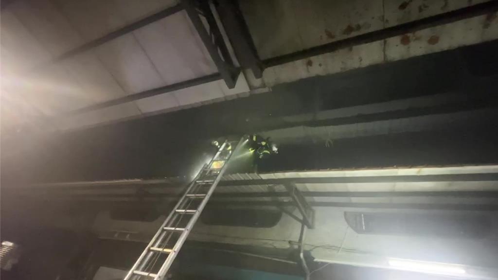 嘉市凌晨民宅大火 兒子脫困狂喊「救我媽!」 婦人昏迷獲救