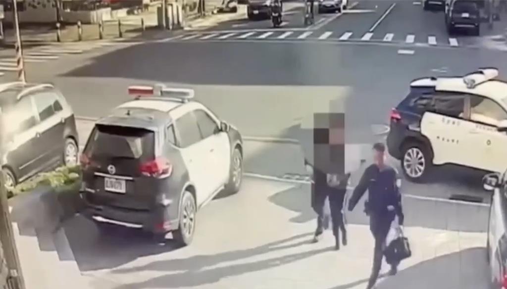 高雄妙齡女車沒油恍惚站路邊 警關心揪出她遭通緝又涉毒駕