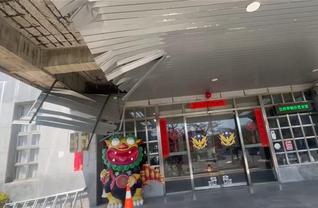 金湖警分局大門天花板炸裂 洽公民眾:太危險了吧!