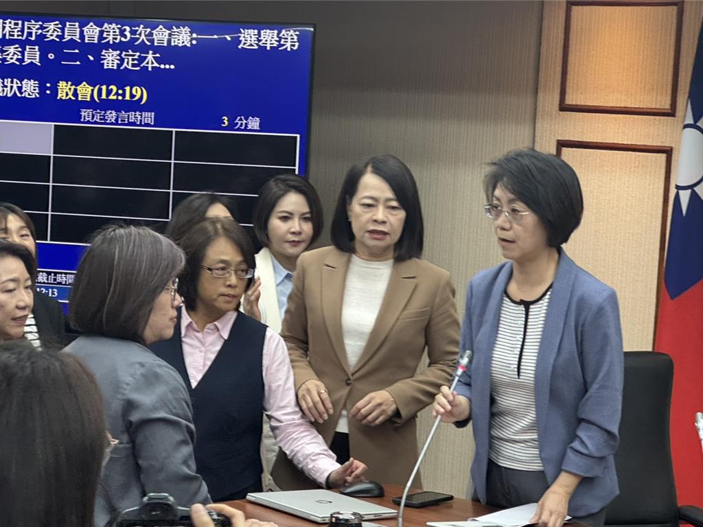 朝野為了院會議程是否表決吵翻天 綠委包圍翁曉玲