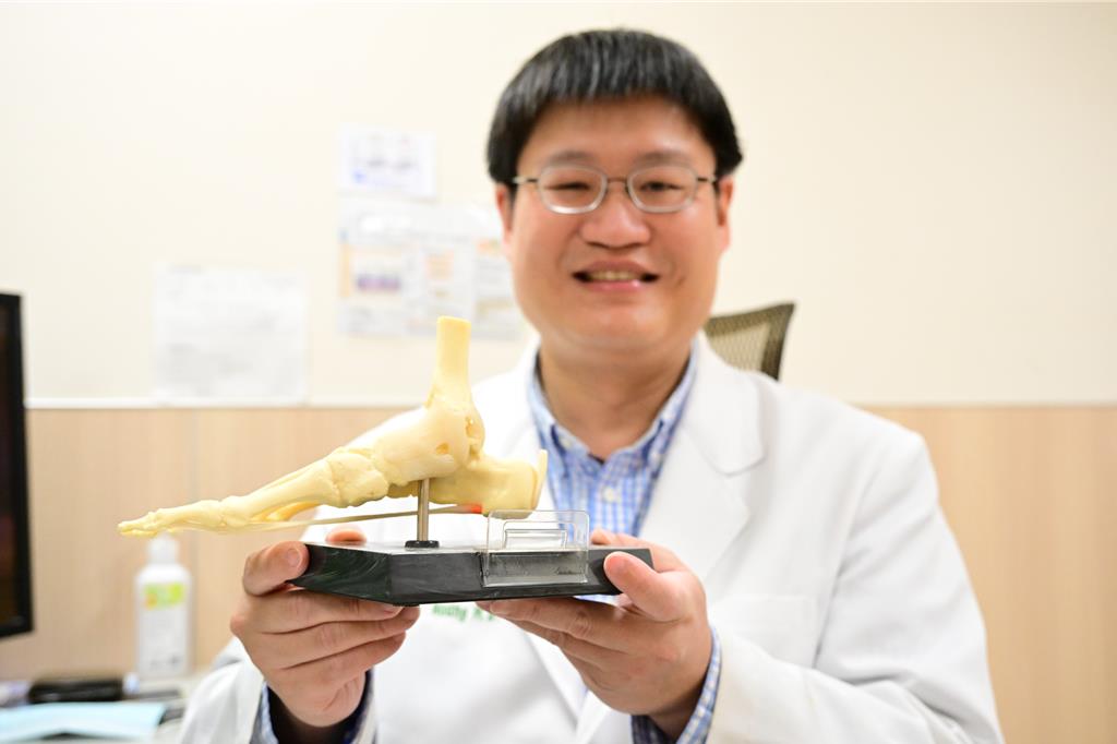 62歲男痛風石爆漿破裂!醫師警告:長年忽視恐截肢