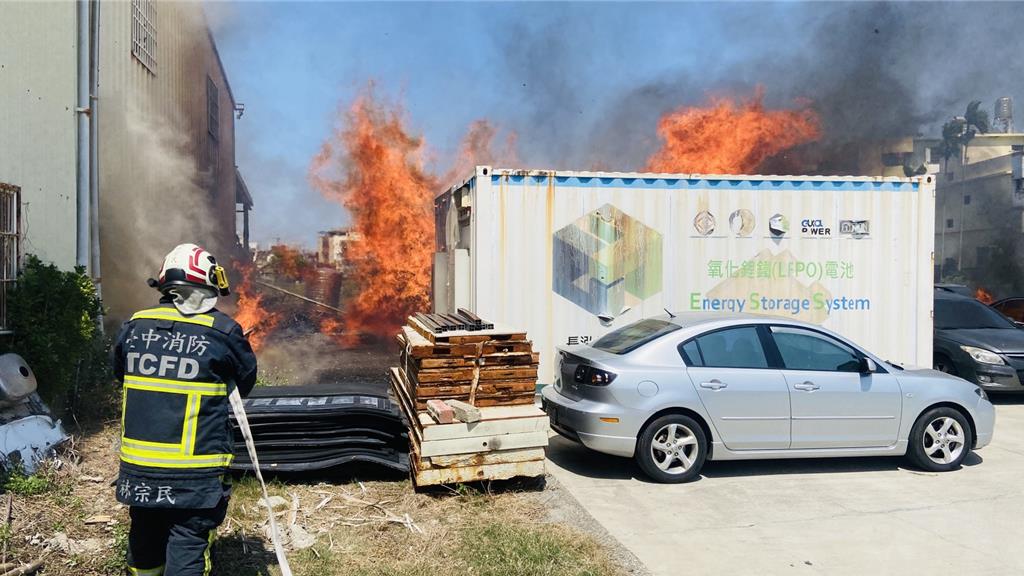 台中大雅某停車場火警 3輛車慘遭燒毀