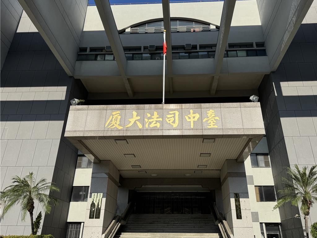 公園人行道地磚隆起 男子散步摔成骨折 台中市府國賠24萬